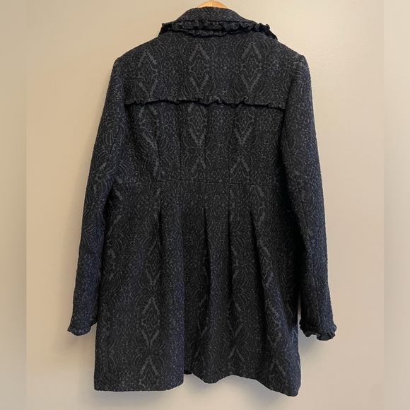 Steve Madden Wool Peacoat size L
Shoulder across 17”
Pit to Pit (23”)
Length 31” - Picture 6 of 7